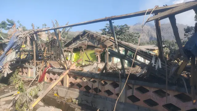 Ratusan rumah warga mengalami rusak berat usai tertimpa material vulkanik Gunung Lewotobi Laki-Laki yang meletus dahsyat Minggu (3/11/2024). (Samosirbersinarmedia.my.id/ Ola Keda)